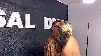 Ela nunca exprimentou uma pica na vida virgem de pica ela quer muito foder comigo ai falei meu marido tem q te foder tbm será q aceitou essa proposta