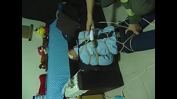 警察被绑下跪 thumbnail