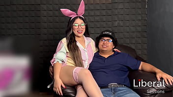 Dandole su zanahoria a esta conejita