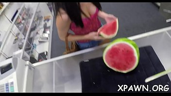 Horny amateur does oral service job