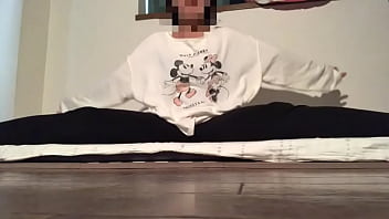 ヨガしてたらムラムラしてきて触ってイキまくる可愛い女