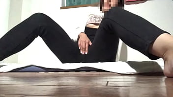 ヨガしてたらムラムラしてきて触ってイキまくる可愛い女