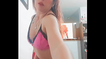 Video de verificación original en ropa interior mostrando tstuajes