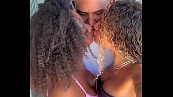 Um homem casado com uma mulher bi sem frescura e cheia de amiguinhas não quer guerra com ninguém rt