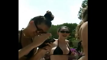 La cantante dua lipa juega con sus amigas bajo el sol