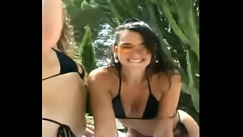 La cantante dua lipa juega con sus amigas bajo el sol