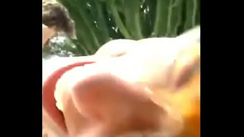 La cantante dua lipa juega con sus amigas bajo el sol