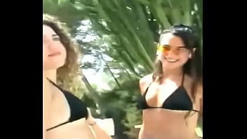 La cantante dua lipa juega con sus amigas bajo el sol