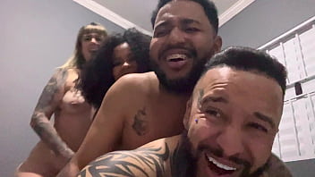 Fomos No Churrasco Na Casa De Um Casal De Amigos E Acabamos Todos Na Cama Numa Suruba Gostosa Pau Latejando E Buceta Toda Babada De Porra’ thumbnail