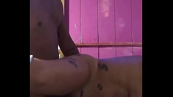 Domingou com o moreno pauzudo vendo tv e fudendo gostoso