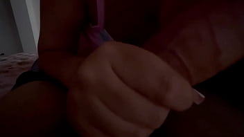 Hijastra picara y pervertida le abre el cierre del pantalon a su padrastro cuando esta descansando para chuparle la verga