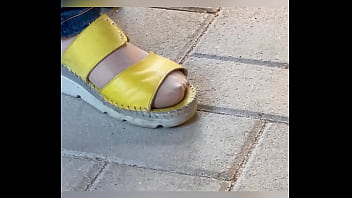 Piedi in collant chiari pantyhose