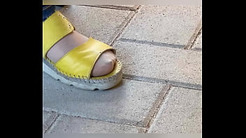 Piedi in collant chiari pantyhose