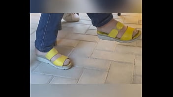 Piedi in collant chiari pantyhose