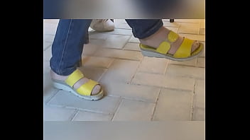 Piedi in collant chiari pantyhose