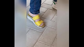 Piedi in collant chiari pantyhose