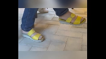 Piedi in collant chiari pantyhose