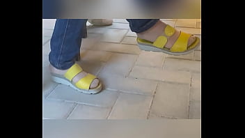 Piedi in collant chiari pantyhose