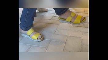 Piedi in collant chiari pantyhose