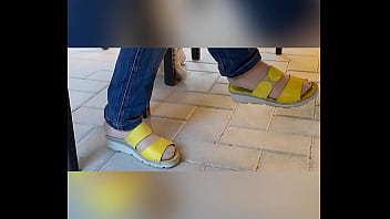 Piedi in collant chiari pantyhose