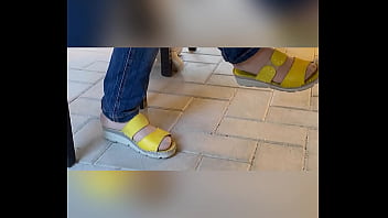 Piedi in collant chiari pantyhose