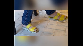 Piedi in collant chiari pantyhose