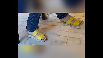 Piedi in collant chiari pantyhose