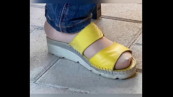 Piedi in collant chiari pantyhose