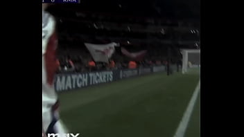 Inglês se alimenta do bumbum da menina espanhola