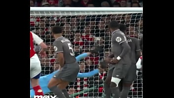 Inglês se alimenta do bumbum da menina espanhola