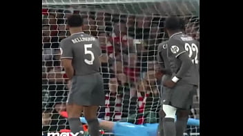 Inglês se alimenta do bumbum da menina espanhola