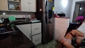 Me masturbaba mirándola como estaba vestida y no se aguanto para chuparme toda la verga