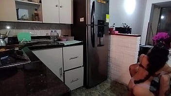 Me masturbaba mirándola como estaba vestida y no se aguanto para chuparme toda la verga