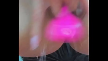 Hit babe sandtalopezxxx rubs her pussy to a wet orgasm