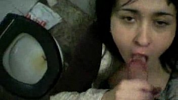 Le chupa el pingo en el ba�o Le chupa el pingo en el ba�o