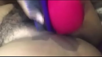 Morena se masturba con jugetes