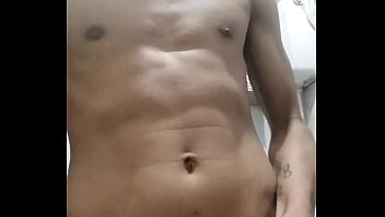 Pica dura no banheiro se masturbando