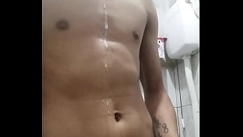 Pica dura no banheiro se masturbando