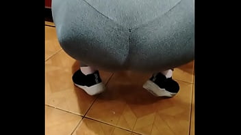 Madrasta limpando a cômoda com calça legging transparente oque vocês acham