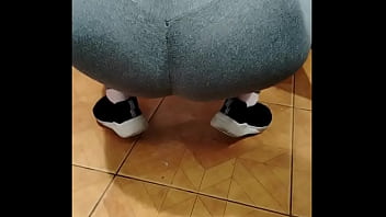Madrasta limpando a cômoda com calça legging transparente oque vocês acham