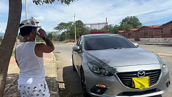 Encuentro a un pequeño enano en medio de la nada y le hago el favor de llevarlo a su casa con la condición de cumplir mi fantasía sexual de follar con un enano no sabia que tenia una polla enorme