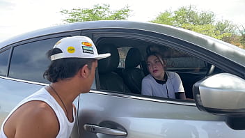 Encuentro a un pequeño enano en medio de la nada y le hago el favor de llevarlo a su casa con la condición de cumplir mi fantasía sexual de follar con un enano no sabia que tenia una polla enorme