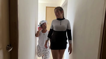 Encuentro a un pequeño enano en medio de la nada y le hago el favor de llevarlo a su casa con la condición de cumplir mi fantasía sexual de follar con un enano no sabia que tenia una polla enorme