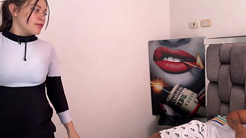 Encuentro a un pequeño enano en medio de la nada y le hago el favor de llevarlo a su casa con la condición de cumplir mi fantasía sexual de follar con un enano no sabia que tenia una polla enorme