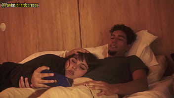 Mirando netflix con mi mejor amiga mientras esta acostada en mi regazo