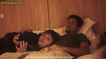 Mirando netflix con mi mejor amiga mientras esta acostada en mi regazo