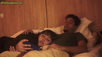 Mirando netflix con mi mejor amiga mientras esta acostada en mi regazo