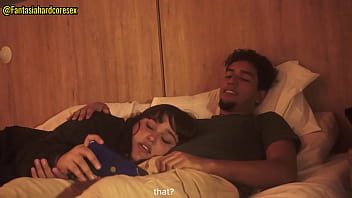 Mirando netflix con mi mejor amiga mientras esta acostada en mi regazo