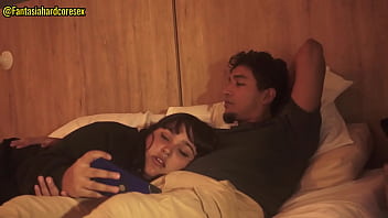 Mirando netflix con mi mejor amiga mientras esta acostada en mi regazo