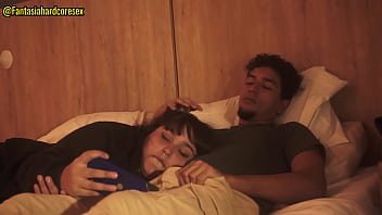 Mirando netflix con mi mejor amiga mientras esta acostada en mi regazo